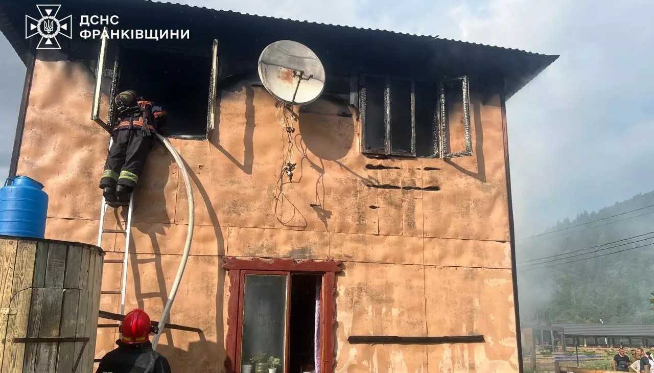 За добу на Франківщині горіли мансарда, кондиціонер і причіп з кормами (ФОТО)