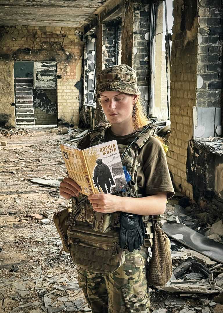 Прикарпатська військовослужбовиця Оксана Рубаняк випустила книгу, написану на фронті (ФОТО)