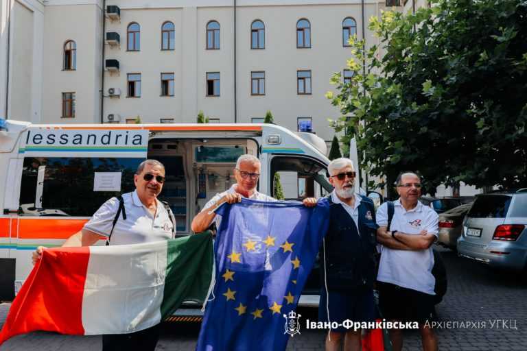 Італійські волонтери привезли до Франківська допомогу, карету “швидкої” та забрали важкохвору дитину на лікування (ФОТО)