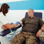 нацгвардієць здає гров