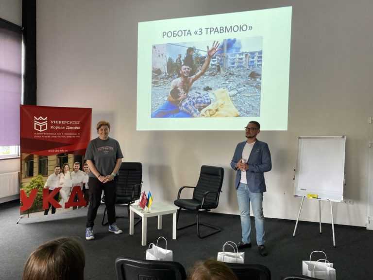 Кореспондентка “ТСН” Наталія Нагорна провела тренінг про роботу в час війни для франківських журналістів (ФОТО)
