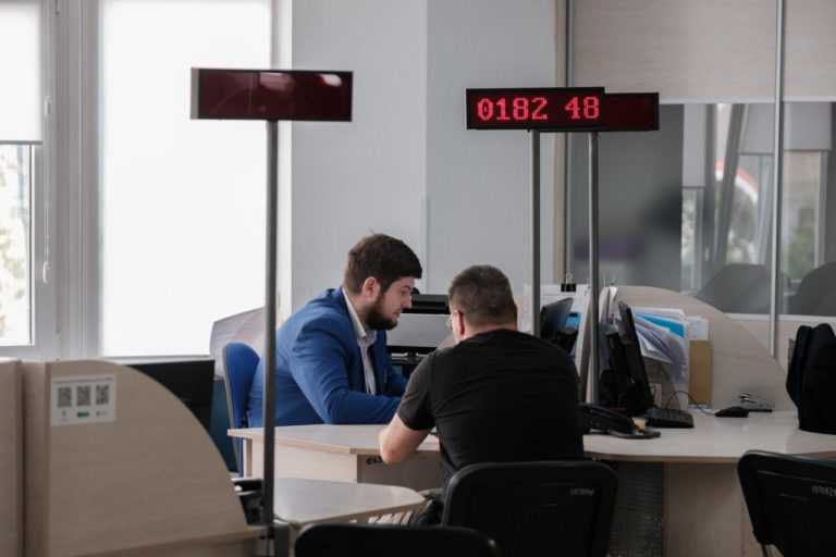 Ажіотаж зріс у вісім разів: у ЦНАПах Франківська активно оновлюють військово-облікові дані