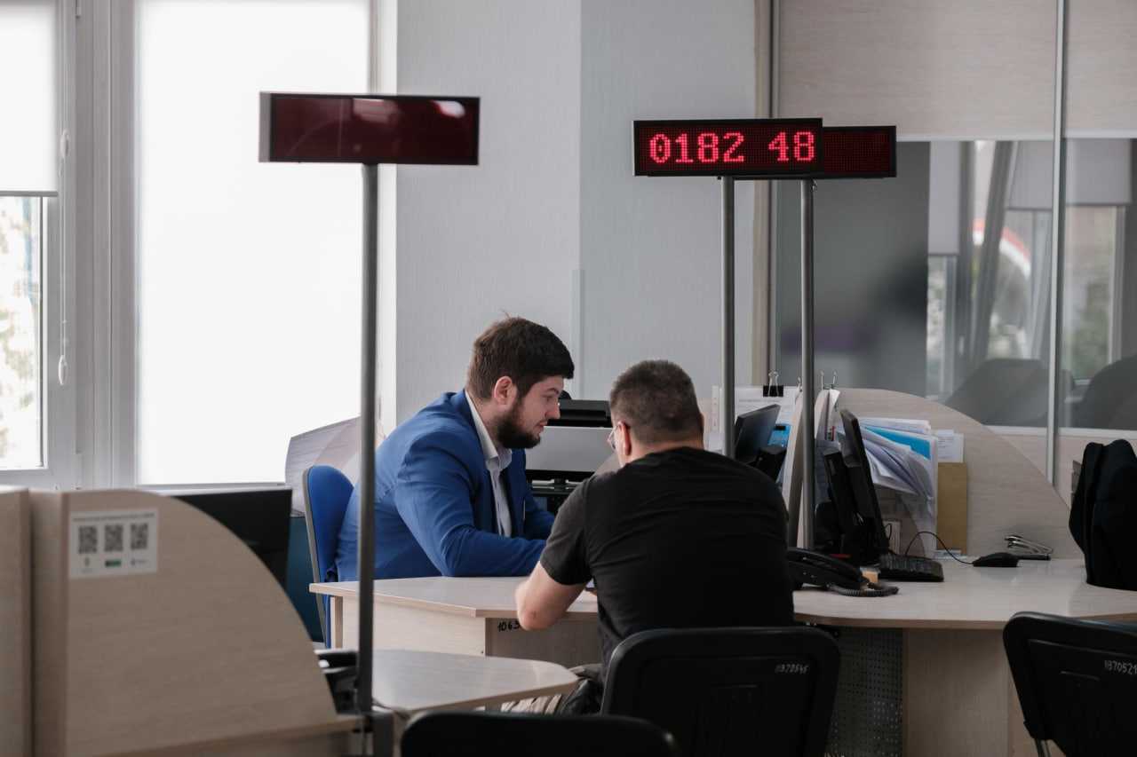 Ажіотаж зріс у вісім разів: у ЦНАПах Франківська активно оновлюють військово-облікові дані
