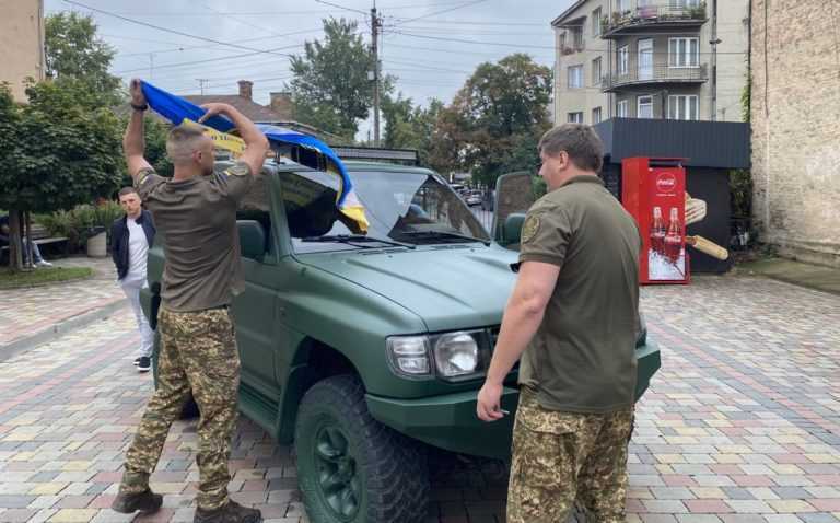Студенди-психологи ПНУ купили та передали військовим позашляховик (ФОТО)