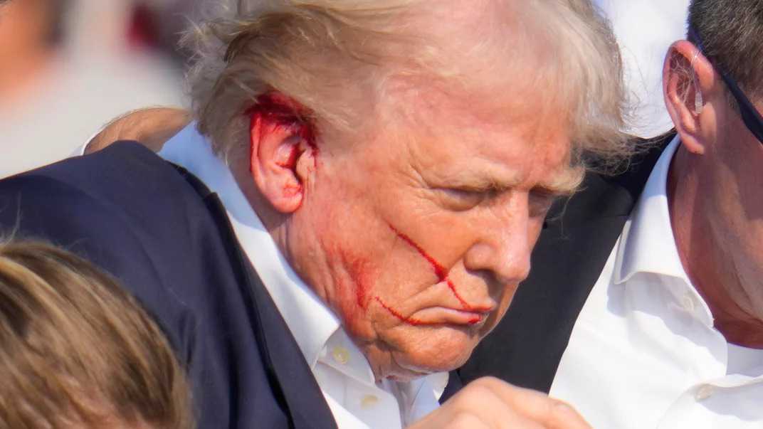 У Трампа стріляли під час мітингу. Стрілець та ще один учасник заходу мертві