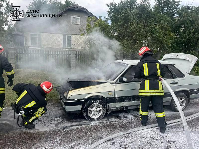 рятувальники гасять пожежу авто у Крилосі