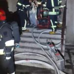 рятувальники евакуюють людей з будинку, де сталася пожежа