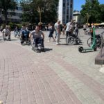Марцінків на кріслі колісному перевіряє безбар'єрність