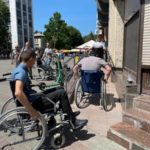 Марцінків на кріслі колісному перевіряє безбар'єрність