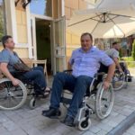 Марцінків на кріслі колісному перевіряє безбар'єрність