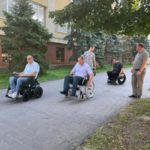 Марцінків на кріслі колісному перевіряє безбар'єрність