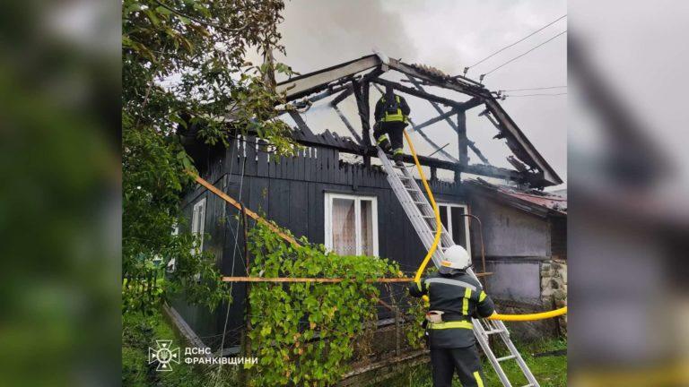 Зранку на Калущині палав будинок: постраждала жінка (ФОТО З МІСЦЯ)