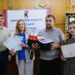 у мерії Калуша подружжя вітають із народженням трійні
