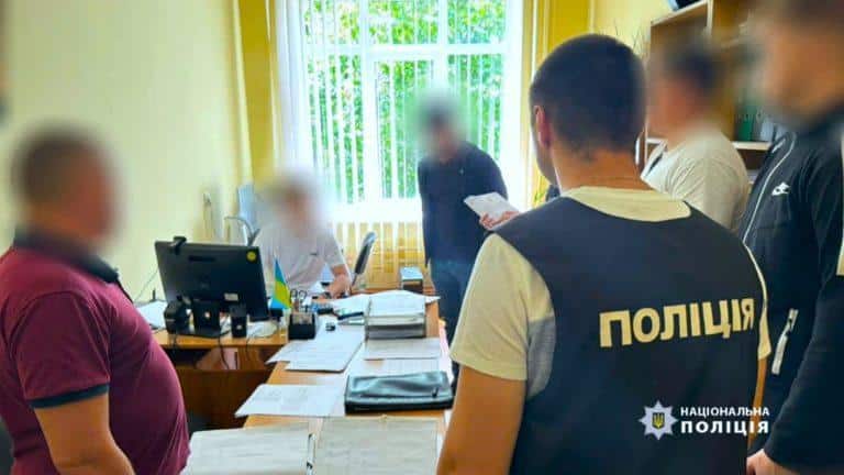 У Франківську затримали на хабарі секретаря приймальної комісії одного з коледжів (ФОТО)
