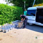поліціянти вилучають нелегальні сигарети