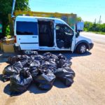поліціянти вилучають нелегальні сигарети