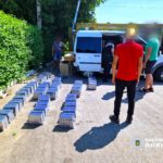 поліціянти вилучають нелегальні сигарети