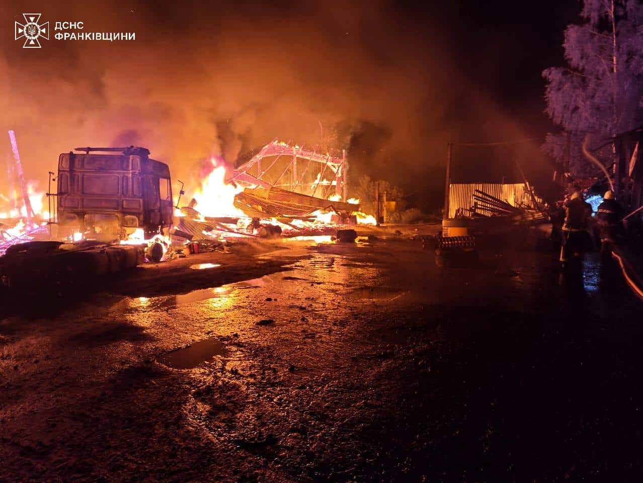Вночі на Калущині горів склад: гасили його 44 рятувальники (ФОТО З МІСЦЯ)