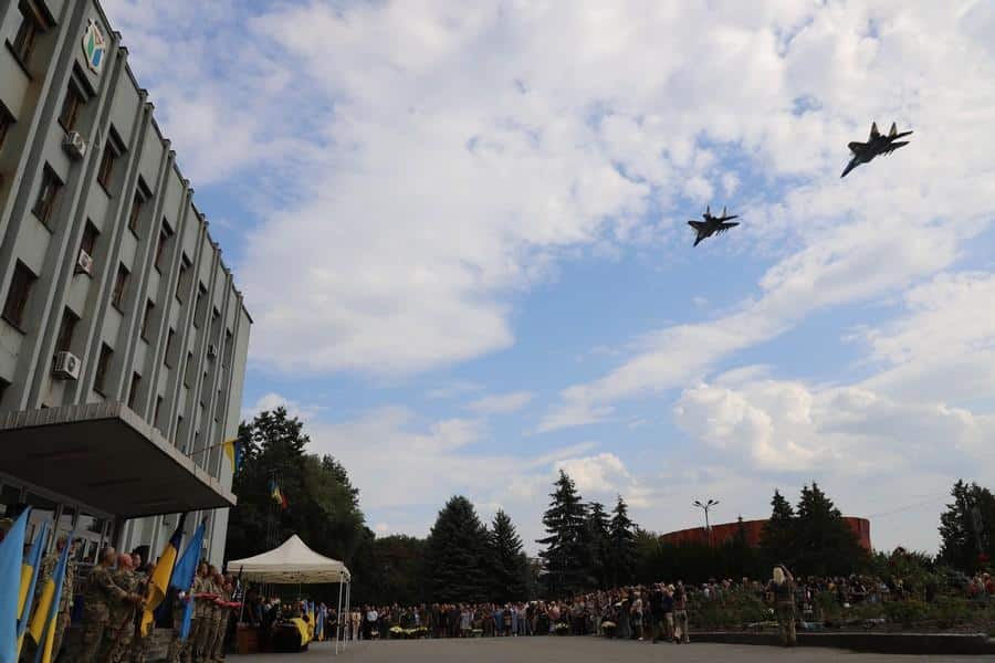 символічний проліт винищувача у пам'ять про загиблго льотчика Олексія Меся