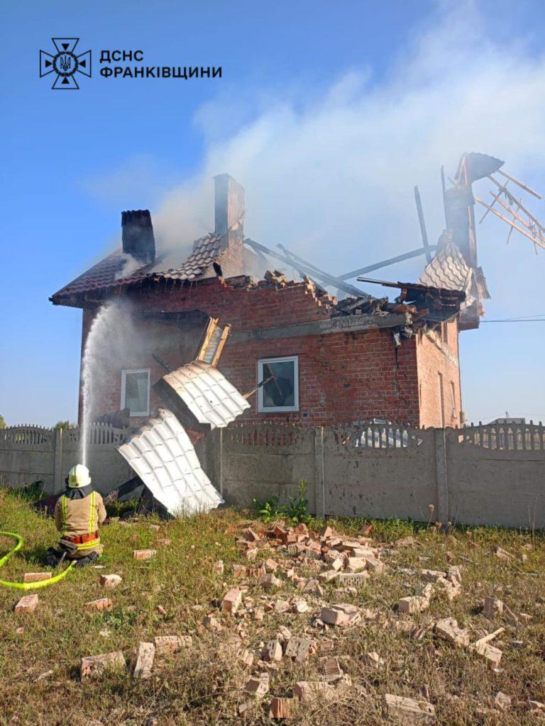 Рятувальники виїжджали на три місця пожеж після російської атаки на Франківщині (ФОТО)