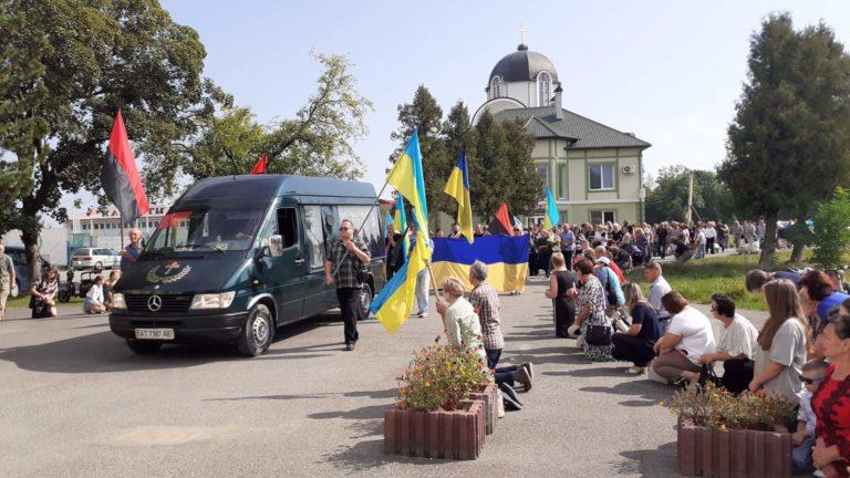 У Брошнів-Осаді на колінах зустріли  загиблого захисника Володимира Березу (ФОТО)