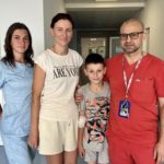 Святослав Писар з мамою і медпрацівниками