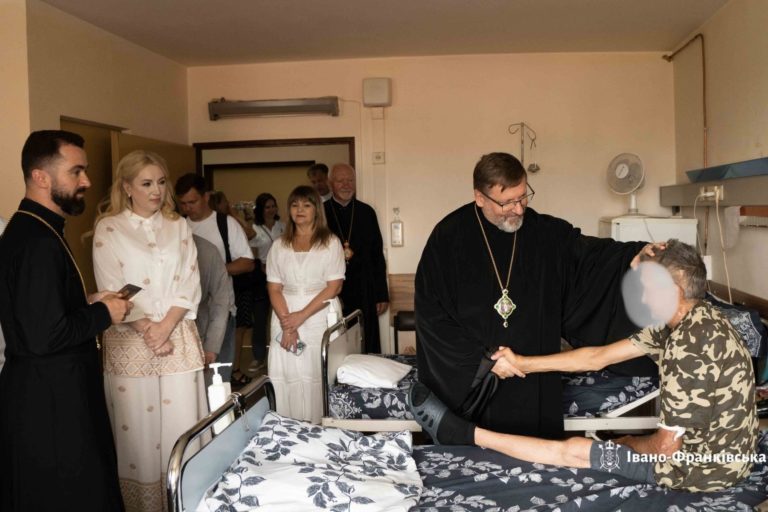 Глава УГКЦ відвідав поранених воїнів у франківській обласній лікарні (ФОТО)