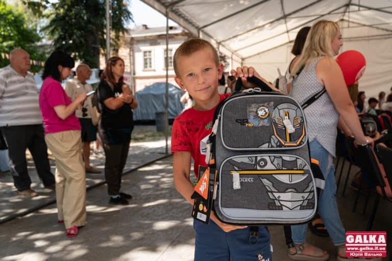 У Франківську дітям полеглих захисників вручили шкільне приладдя (ФОТО)