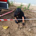рятувальник прибирає застарілий боєприпас