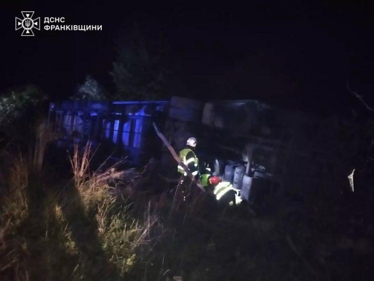 Вночі у Болехові перекинулася вантажівка (ФОТО)