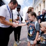 діти сідають у перший дитячий вагон