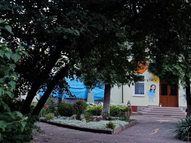Обіцянка-цяцянка? У франківському дитсадку не облаштовують захисні віконниці, які мали зробити на канікулах (ФОТО)