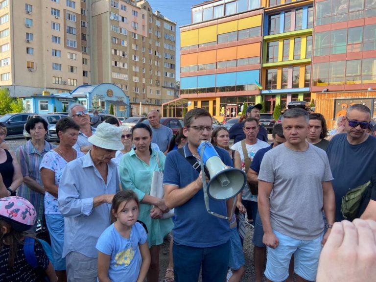 У Франківську захисники зеленої зони та прихильники забудови біля озера шукали компроміс: як це було (ФОТО)