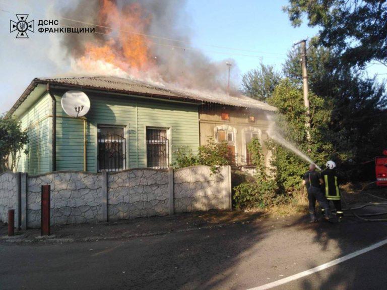 В Івано-Франківську горів житловий будинок (ФОТО З МІСЦЯ)