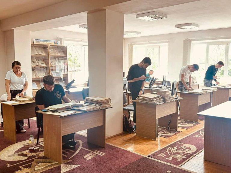 Прикарпатський держархів з американцями оцифровують документи, яким до 250 років (ФОТО)