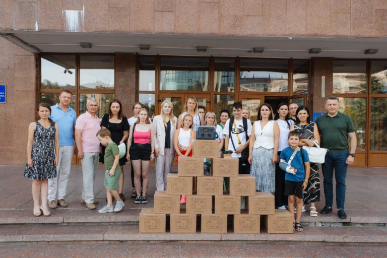 На Прикарпатті родинам полеглих захисників передали 15 зарядних станцій (ФОТО)