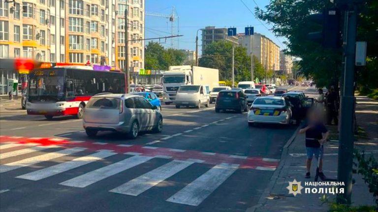 Переходили на червоне: Франківську автівка наїхала на 10-річну дівчинку на пішохідному переході (ФОТО З МІСЦЯ)
