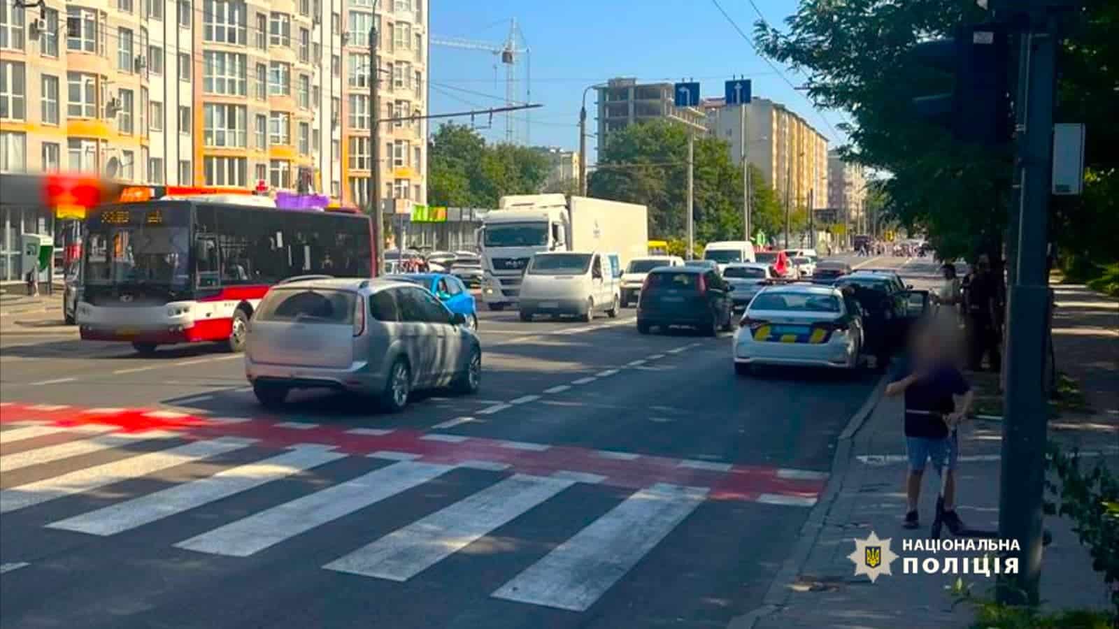 Переходили на червоне: Франківську автівка наїхала на 10-річну дівчинку на пішохідному переході (ФОТО З МІСЦЯ)