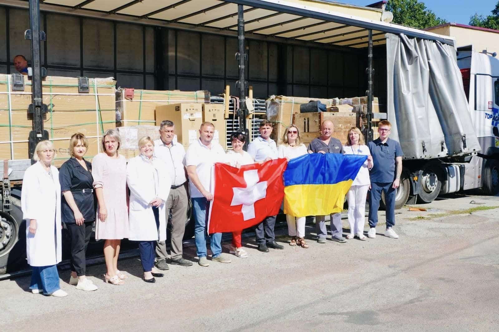 Швейцарські волонтери передали 180 сонячних панелей для калуської лікарні (ФОТО)