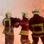 рятувальники гасять пожежу, спричинену атакою рф