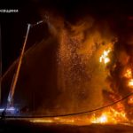 рятувальники гасять пожежу, спричинену атакою рф