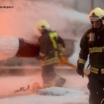 рятувальники гасять пожежу, спричинену атакою рф