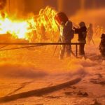 рятувальники гасять пожежу, спричинену атакою рф