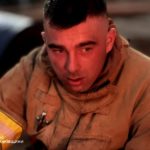 рятувальник перепочиває після ліквідації масштабної пожежі внаслідок обстрілу рф
