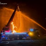 рятувальники гасять пожежу, спричинену атакою рф