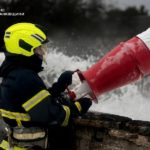 рятувальники гасять пожежу, спричинену атакою рф