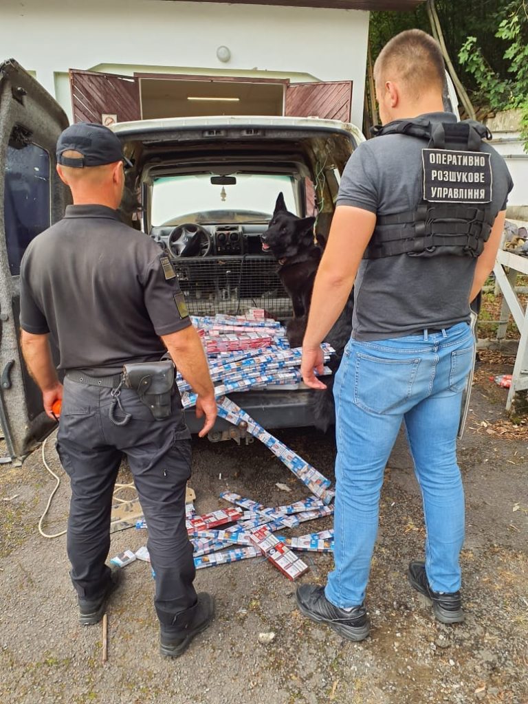 Прикордонники знайшли у мінівені закарпатця сховок з 653 пачками цигарок (ФОТО, ВІДЕО)