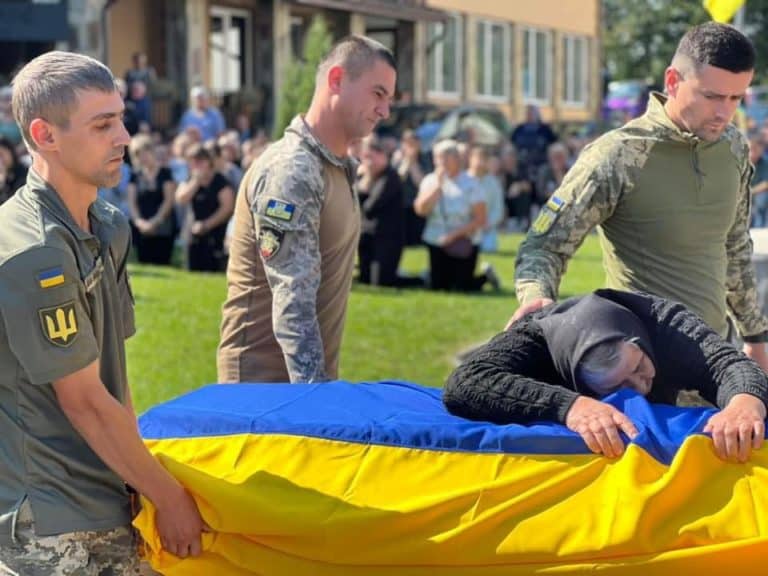 В Отинії зустріли тіло героя, депутата місцевої сільради Любомира Гулія (ФОТО)