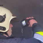 рятувальник оглядає місце пожежі на Пасічній