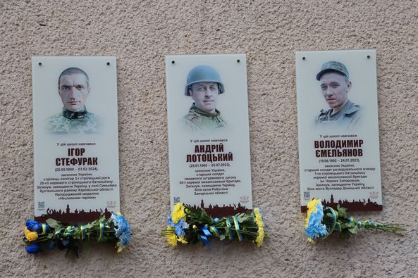 На фасаді франківського ліцею №22 відкрили меморіальні дошки трьом героям (ФОТО)